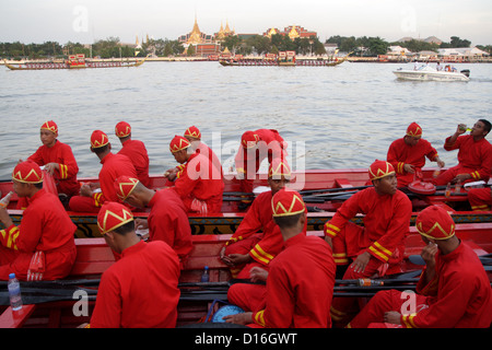 Die Thailands Royal Barge Prozession um das Ende der buddhistischen Fastenzeit markieren Stockfoto