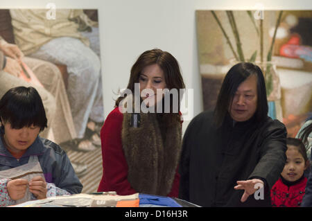 Kronprinzessin Mary von Dänemark besucht die Red Brick Art Gallery im Kunstviertel 798 in Peking, China, im Rahmen einer Asien-Tour mit Hongkong und Peking. © Time-Snaps Stockfoto