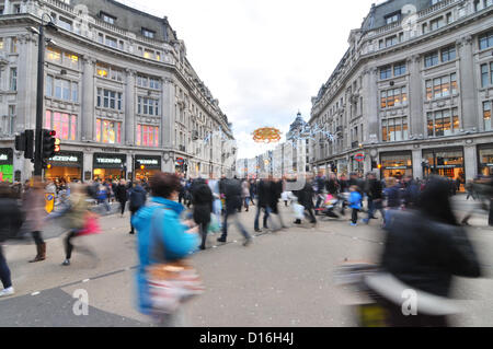 Oxford Street, London, UK. 9. Dezember 2012. Weihnachts-Einkäufer auf der Kreuzung am Oxford Circus. Shopper füllen die Straßen, wie sie ihre Weihnachtseinkäufe im Zentrum von London. Alamy Live-Nachrichten Stockfoto