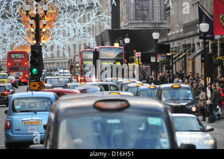 Regent Street, London, UK. 9. Dezember 2012. Die Massen der Weihnachts-Einkäufer, Taxis und Busse in der Regent Street. Shopper füllen die Straßen, wie sie ihre Weihnachtseinkäufe im Zentrum von London. Alamy Live-Nachrichten Stockfoto