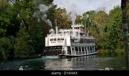 Mark Twain Riverboat dampft auf den Flüssen Amerikas im Disneyland Stockfoto
