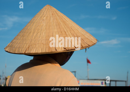 Vietnamesin traditionellen Bambus Hut vor blauem Himmel mit helle Wolke Stockfoto