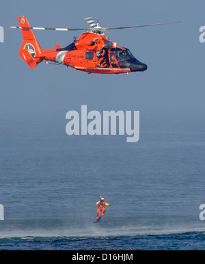 HERMOSA BEACH, Kalifornien - Petty Officer 1st Class Ty Aweau, eine Luftfahrt-überleben-Techniker führt Rettung Schwimmer Ausbildung mit einer Besatzung von Coast Guard Air Station Los Angeles aus Hermosa Beach Pier, 31 November 2012. Flugbesatzungen müssen ständig tr Stockfoto