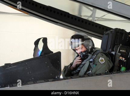 Eine f-22 Raptor taxis am "Alert-Pad", 6 Dezember, am gemeinsamen Basis Pearl Harbor-Hickam, Hawaii. Dem aktiven Dienst 19. Fighter Squadron, in Partnerschaft mit der Hawaii Air National Guard 199. Fighter Squadron, übernahm die Luft-und Kontrolle Alert mission fr Stockfoto