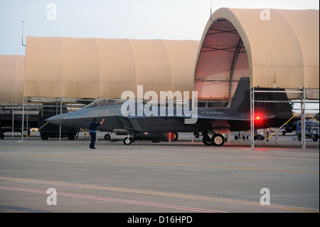 Eine f-22 Raptor taxis am "Alert-Pad", 6 Dezember, am gemeinsamen Basis Pearl Harbor-Hickam, Hawaii. Dem aktiven Dienst 19. Fighter Squadron, in Partnerschaft mit der Hawaii Air National Guard 199. Fighter Squadron, übernahm die Luft-und Kontrolle Alert mission fr Stockfoto