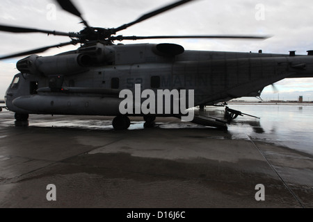 Ein Super-Hengst-Hubschrauber CH-53E der Marine Heavy Helicopter Squadron 361 bereitet sich auf den Start in Camp Bastion in Afghanistan vor und unterstützt die Operation Enduring Freedom mit logistischen Operationen. Stockfoto
