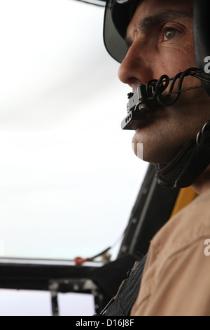 US Marine Corps Oberstleutnant Jay M. Holtermann, Kommandierender Offizier, Marine schwere Hubschrauber-Geschwader (HMH) 361, Marine Aircraft Gruppe 16, 3rd Marine Aircraft Wing (vorwärts), überfliegt der Provinz Helmand, Afghanistan, 7. Dezember 2012 ein CH-53E Super Stallion. HMH Stockfoto