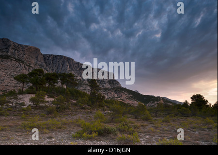 Montagne Sainte-Victoire bei Dämmerung, Provence, Frankreich Stockfoto