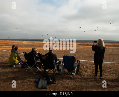 Mehr als 1.600 Fallschirmjägern auf Sizilien-Drop-Zone während der 15. jährlichen Randy Oler Memorial Betrieb Spielzeug fallen in Fort Bragg, N.C., 8. Dezember 2012. Soldaten spendete eine neue, ausgepackt Spielzeug gestern an Papst Army Airfield grün Rampe um einen Platz für zu gewinnen Stockfoto