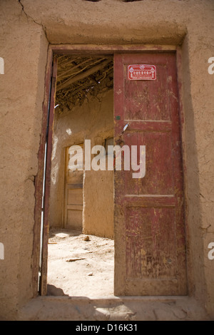 Eine offene Tür zu einem bescheidenen Haus in Turfan entlang der Silkroad, Provinz Xinjiang Uygur Autonome Region, China Stockfoto