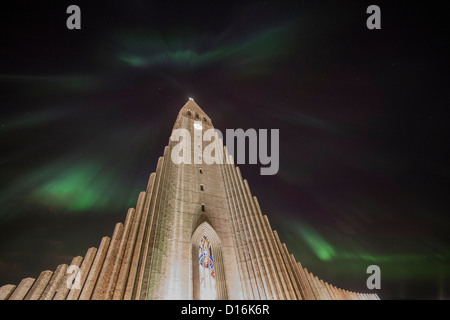 Aurora Borealis in den Nachthimmel über Hallgrimska Kirche in Reykjavik Island Stockfoto