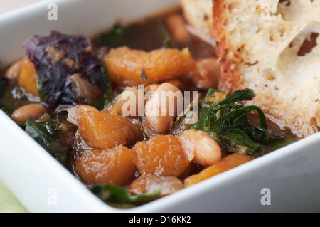 Frische weiße Marine Bohnensuppe mit Gartengemüse Stockfoto