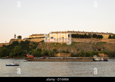 Europa, Serbien, Vojvodina, Novi Sad, Donau Fluß und Petrovaradin Festung Stockfoto