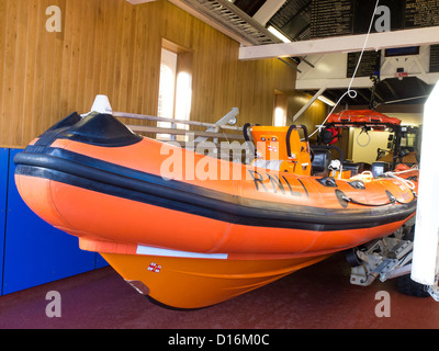 Ein halb steifen schnelle Rettung Handwerk innerhalb der RNLI Lifeboat Station am Staithes, North Yorkshire. Stockfoto