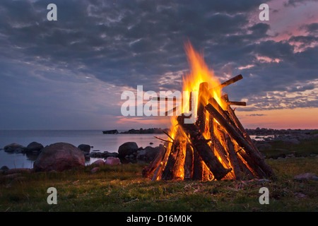 Lagerfeuer an der Küste in einem weißen nordischen Sommernacht. Stockfoto