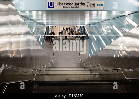 Ersten Passagiere nutzen die neue u-Bahnstation "Überseequartier" in der Hamburger Hafencity auf 2. Dezember 2012 in Hamburg Stockfoto