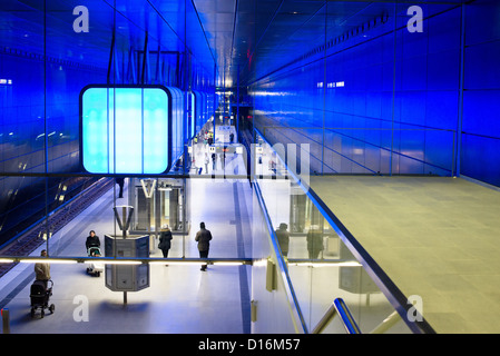 Ersten Passagiere nutzen die neue u-Bahnstation "Hafencity Universität" in der Hamburger Hafencity am Dezember 2,2012 in Hamburg Stockfoto