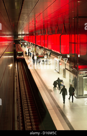 Ersten Passagiere nutzen die neue u-Bahnstation "Hafencity Universität" in der Hamburger Hafencity am Dezember 2,2012 in Hamburg Stockfoto