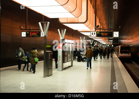 Ersten Passagiere nutzen die neue u-Bahnstation "Hafencity Universität" in der Hamburger Hafencity am Dezember 2,2012 in Hamburg Stockfoto