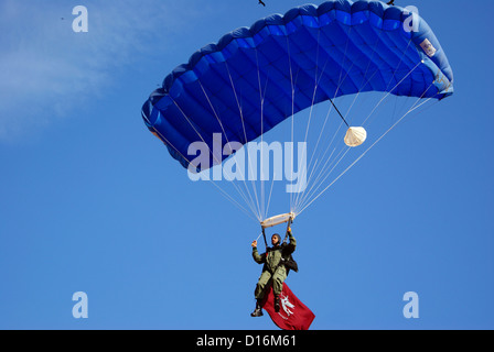 Fallschirm-Regiment Soldaten von indische Armee Fallschirmspringen über dem Militärlager in Kerala Indien Stockfoto