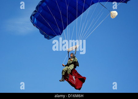 Indische Armee Soldat aus Parachute Regiment Flügel fliegen den Fallschirm über militärische Campingplatz in Süd-Indien Stockfoto