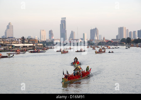 Thai Royal Barge Prozession Flottille Rudern auf dem Chao Phraya River. Stockfoto