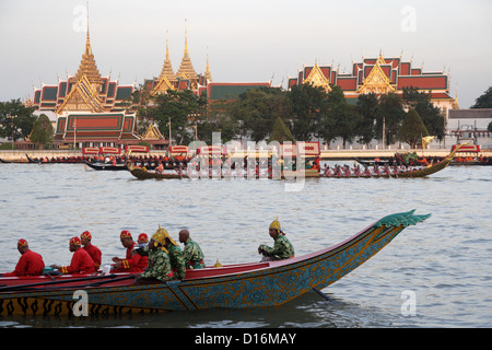 Die Thailands Royal Barge Prozession um das Ende der buddhistischen Fastenzeit markieren Stockfoto