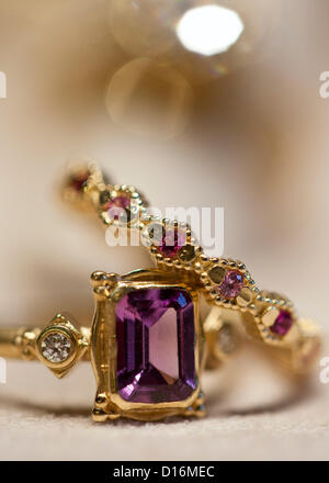 13. September 2012 - Fort Worth, Texas, USA - 13. September 2012 Fort Worth, Tx USA. Ein MEGAN THORNE Design Verlobungsringe mit Amethyst und Diamanten. Sie hat eine Ladenzeile auf 1517 W. Magnolia Ave., Fort Worth zur Anzeige von ihr gestaltete Modeschmuck und Designs eröffnet. (Kredit-Bild: © Ralph Lauer/ZUMAPRESS.com) Stockfoto