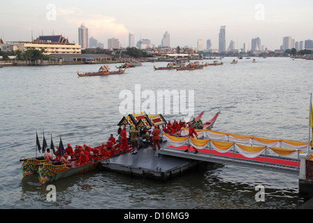 Die Thailands Royal Barge Prozession um das Ende der buddhistischen Fastenzeit markieren Stockfoto