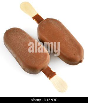 Überdachte Schokoladeneis auf weißem Hintergrund Stockfoto