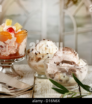 Eis und Obstdesserts Stockfoto