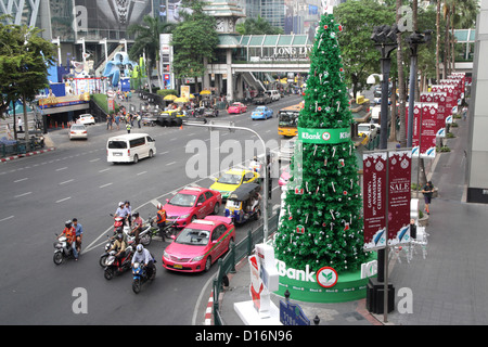 Christmas Tree 2013 auf Straße in Bangkok anzeigen Stockfoto