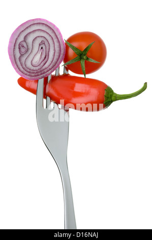 frische rote Zwiebel Cherry Tomaten und Chili oder Chili Pfeffer auf einer Gabel gegen weiß Stockfoto