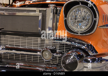 Orange Oldtimer mit Frontscheinwerfer und Grill zeigen Stockfoto