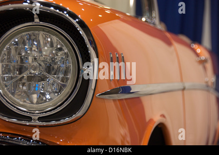 Orange Oldtimer mit Frontscheinwerfer Stockfoto