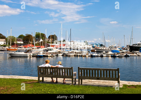 Ein paar genießt den Anblick von Camden Harbor Stockfoto