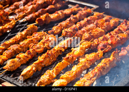 Gegrillte Stöcke mit Hühnerfleisch Stockfoto