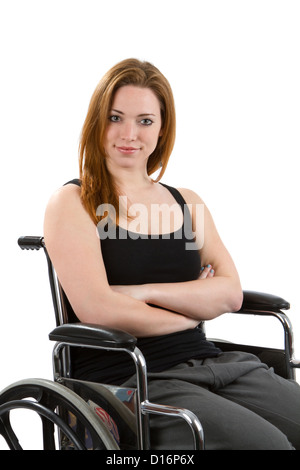 Frau sitzt sicher im Rollstuhl mit verschränkten Armen. Stockfoto