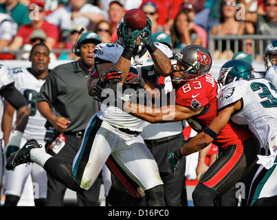 9. Dezember 2012 - Florida, USA - Tampa) Philadelphia Eagles außerhalb Linebacker Mychal Kendricks (95) fast fängt einen Pass für die Philadelphia Eagles defensive Curtis Marsh (31), rechts, hinten breiter Empfänger Vincent Jackson (83) im zweiten Quartal schließt vorgesehen. : Zusammenfassung die Philadelphia Eagles spielen die Tampa Bay Buccaneers im Raymond James Stadium am Sonntag. Die Philadelphia Eagles gewann 23-21. (Kredit-Bild: © Daniel Wallace/Tampa Bay Times/ZUMAPRESS.com) Stockfoto