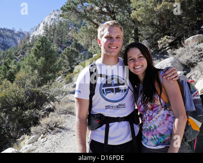 Paar auf dem Mt. Whitney Trail in der östlichen Sierra von Nordkalifornien Stockfoto