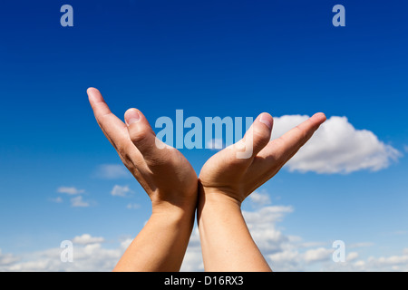 offene Hand gegen blauen Himmel Stockfoto