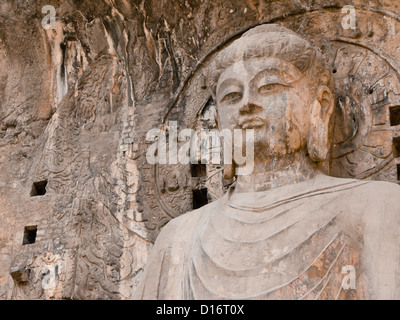 Riesige Buddha-Statue befindet sich am Longmen-Grotten, die 1.500 Jahre Geschichte, Stadt Luoyang, Provinz Henan, China Stockfoto