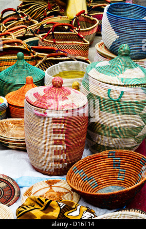 Bunte Körbe sind von einem Straßenhändler in "Santa Barbara", California zum Verkauf angeboten. Stockfoto