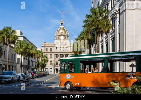 Old Town Trolley Tours-Wagen auf Bull Street mit dem Rathaus hinter, Savannah, Georgia, USA Stockfoto