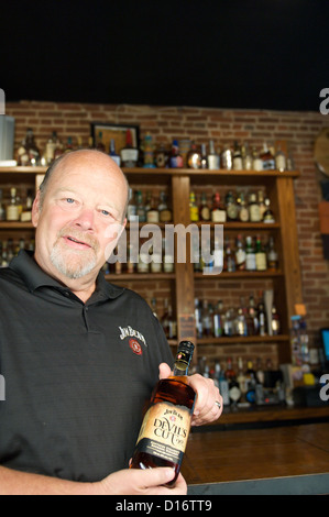 Fred Noe, der Urenkel von Jim Beam, ist der Brennmeister für Jim Beam. Stockfoto