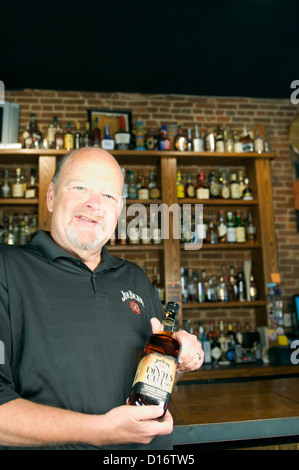 Fred Noe, der Urenkel von Jim Beam, ist der Brennmeister für Jim Beam. Stockfoto