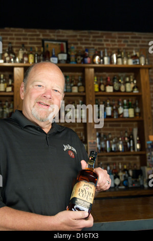 Fred Noe, der Urenkel von Jim Beam, ist der Brennmeister für Jim Beam. Stockfoto