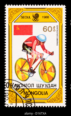 Briefmarke aus der Mongolei, die Darstellung einer Bahnradfahrer, ausgestellt für den Olympischen Spielen 1988 in Seoul, Südkorea. Stockfoto