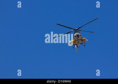 News-Helikopter fliegen gegen blauen Himmel Stockfoto