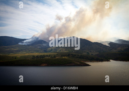 Ein Lauffeuer Rauch steigt auf brennende Berge in Colorado Stockfoto